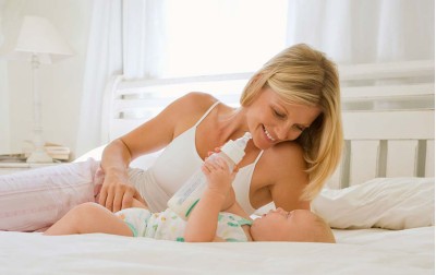 baby-with-mother-at-bed-2