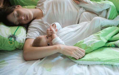 4o πράγμα που ΔΕΝ πρέπει να αναφέρεις στη νέα μαμά: Μην το έχεις συνέχεια αγκαλιά. Θα το κακομάθεις