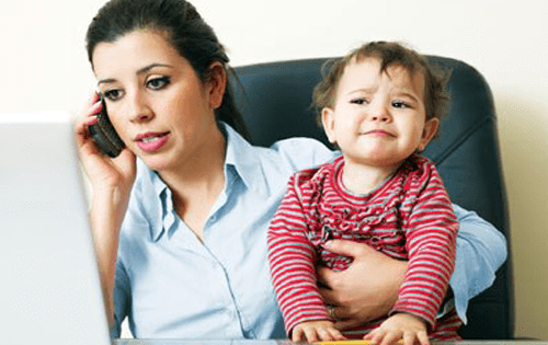 2o πράγμα που ΔΕΝ πρέπει να αναφέρεις στη νέα μαμά: Θα επιστρέψεις στη δουλειά;