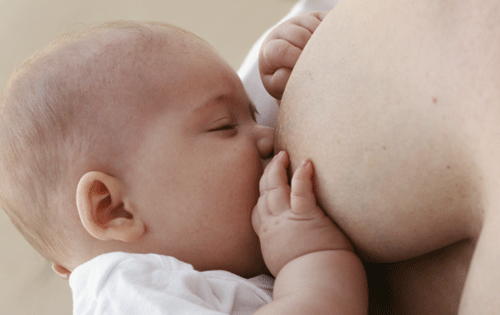 3o πράγμα που ΔΕΝ πρέπει να αναφέρεις στη νέα μαμά: Θηλάζεις;