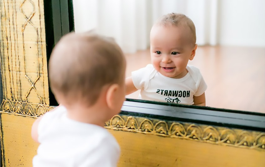 Τι βλέπει το μωρό σας στον καθρέφτη;